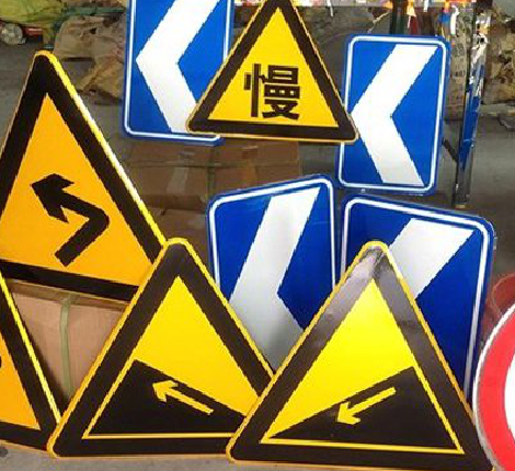  宝兴标识标牌中颜色的确定是很重要的。